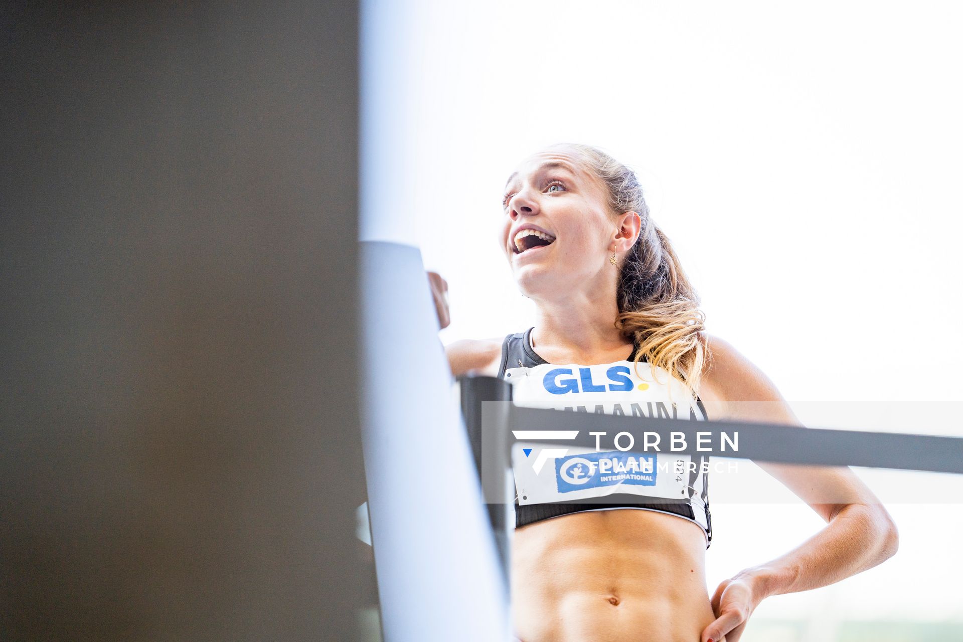 Alina Ammann (TuS Esingen) nach den 800m waehrend der deutschen Leichtathletik-Meisterschaften im Olympiastadion am 26.06.2022 in Berlin